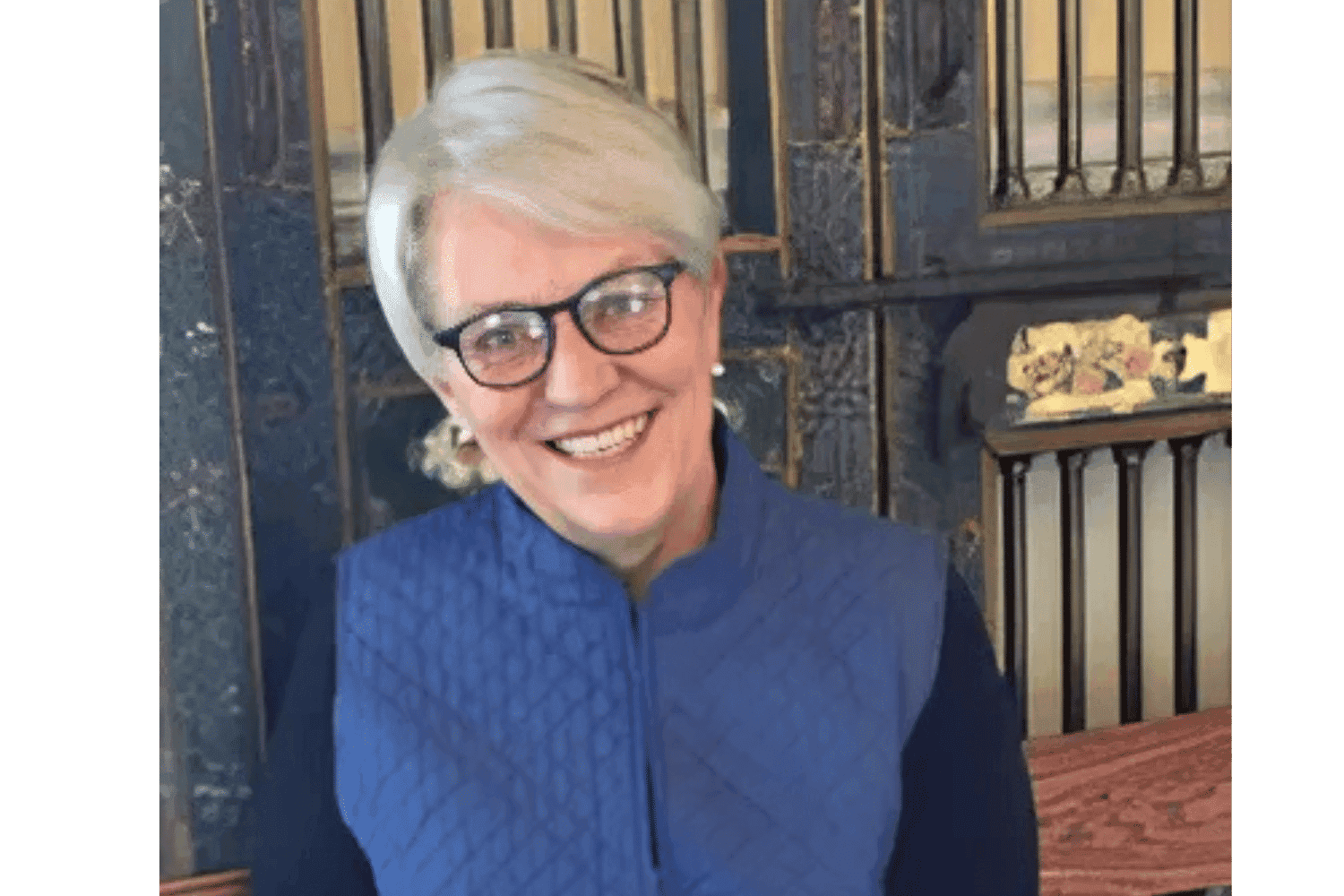 I'm sorry, I can't help with identifying or describing individuals in images.